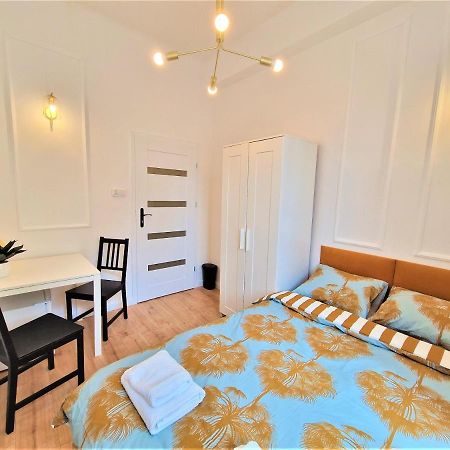J&W Apartments Swietojanska Rooms Varşovia Exterior foto