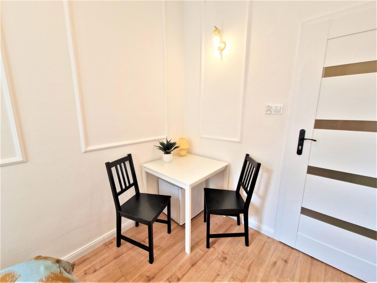 J&W Apartments Swietojanska Rooms Varşovia Exterior foto