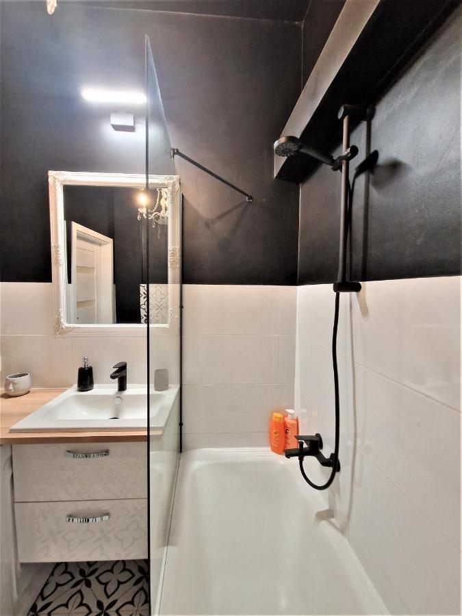 J&W Apartments Swietojanska Rooms Varşovia Exterior foto