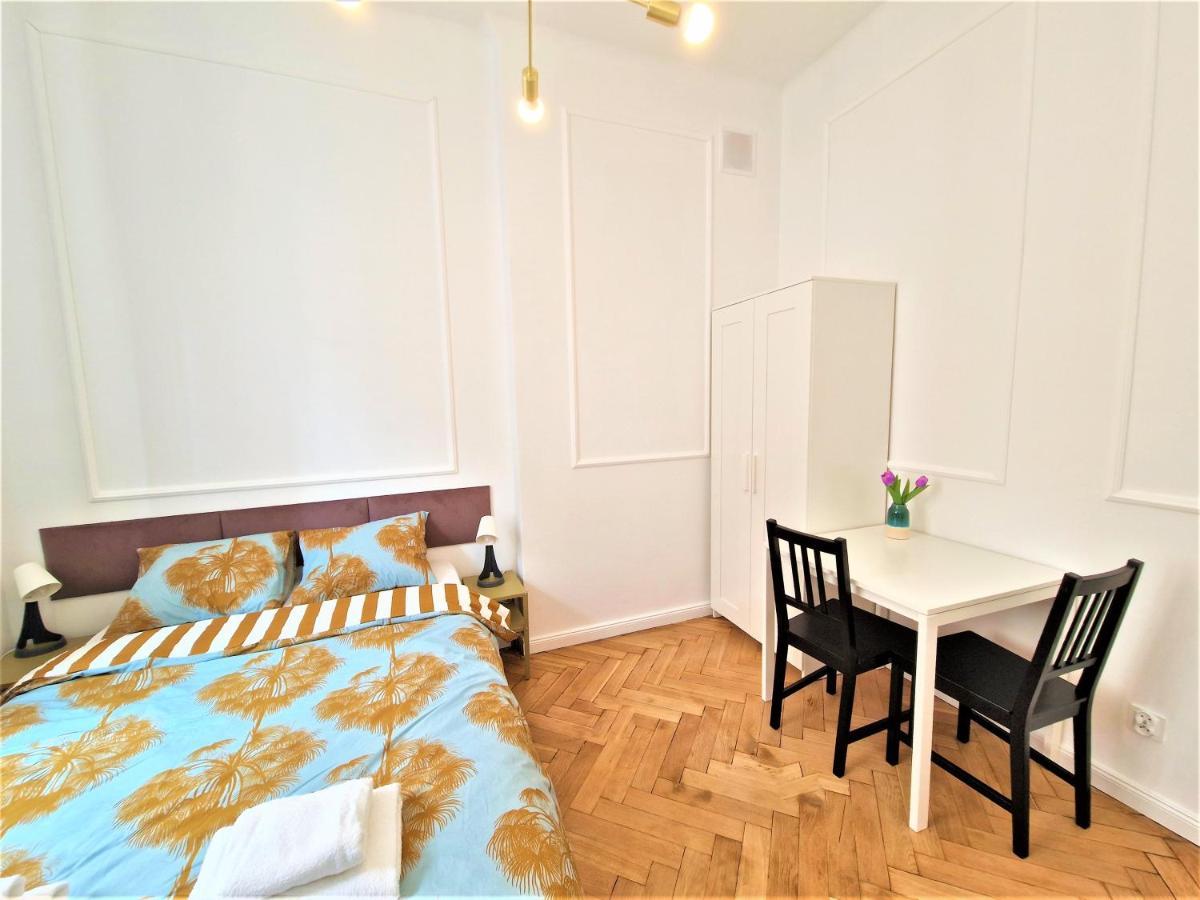 J&W Apartments Swietojanska Rooms Varşovia Exterior foto